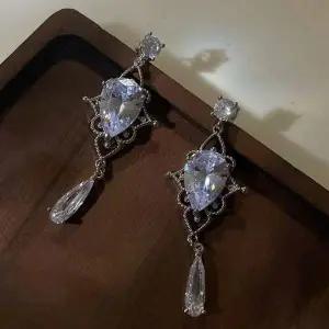 큐빅 크리스탈 화이트 하트 수정 실버침 귀걸이 포인트 S925 은 고급