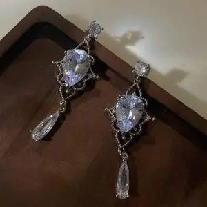 큐빅 크리스탈 화이트 하트 수정 실버침 귀걸이 포인트 S925 은 고급