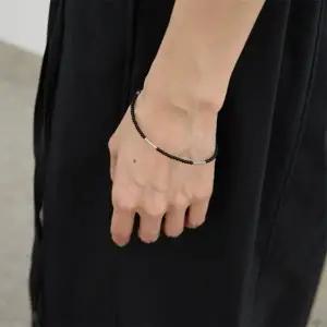 [다잇템] 여자 써지컬스틸 슬림 콘트라스트 비즈 코디 팔찌