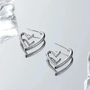 [골드스마일]입체 아웃라인 서지컬 하트 귀걸이 실버 하트 귀장식
