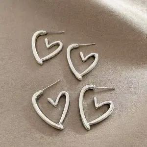 [셀러에이드]귓볼 포인트 서지컬 하트 귀걸이 하트 프레임 이어링