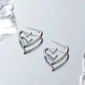 [셀러에이드]입체 아웃라인 서지컬 하트 귀걸이 실버 하트 귀장식