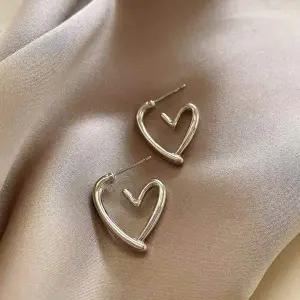 [셀러에이드]하트 포인트 강조 서지컬 하트 귀걸이 메탈 이어링