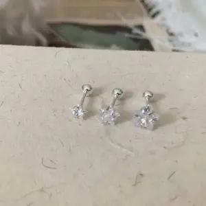 벚꽃 큐빅 귀걸이 꽃모티브 반짝 포인트 연출 스타일 귓바퀴디자인