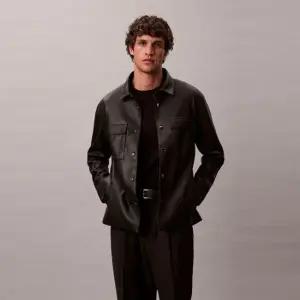 캘빈클라인 Calvin Klein Jeans 남성 페이크 레더 셔츠 자켓(4RE404G) 393268