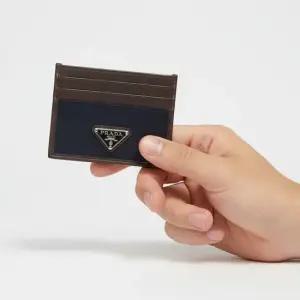 PRADA 26SS 스피드록 리나일론 AMP 레더 홀더 2MC025 2DW3 F0008)