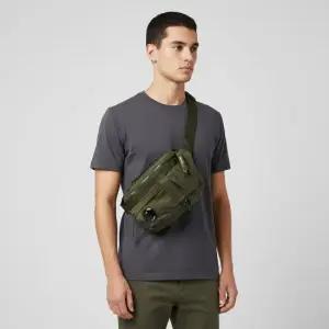 CP COMPANY 26SS NYLON B LENS WAISTBAG 20CMAC043A 005269G 683) 나일론 B 렌즈 웨이스트백)