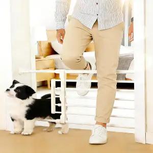 작은 강아지를 위한 애완동물 문이 있는 계절풍 개 문 23.6-38인치 너비 조절식 휴대용 장벽 금속 현관