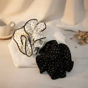 [신세계라이브쇼핑][옷자락] 여성 일상용 도트무늬 헤어밴드 배색줄 스크런치