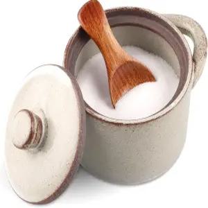 뚜껑과 나무 숟가락이 있는 산베게 얼룩무늬 세라믹 소금 저장고 소박한 향신료 병 천일염 설탕 및 주방