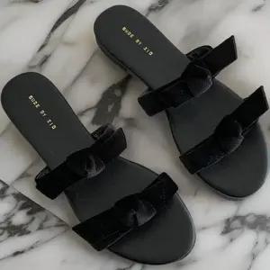 [신상오픈런]벨벳스트랩 리본 발레코어 여성슬리퍼 플랫뮬 (30893200)