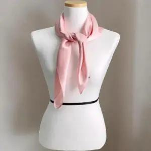 [신상오픈런]여성용 데일리 간절기 사각 쁘띠 광택 스카프 (41564530)