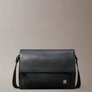 캘빈클라인 남성 하드웨어 엠블럼 플랩 메신저 4D3299G-UB1 395054