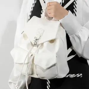 [신상오픈런]여성용 이중포켓 가죽 백팩 스트링 장식 데일리 백팩 (33705471)