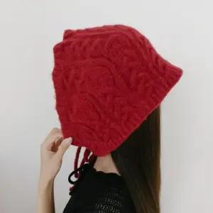 [신상오픈런]여성 꽈배기 부클 니트 겨울 헤어밴드 삼각 모자 (41563982)