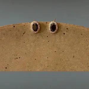 [신상오픈런]여성 심플한 유니크 블랙 스톤 원형 스터드 귀걸이 (39102059)