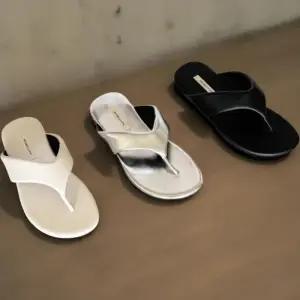 [신상오픈런]여자 심플 무지컬러 발가락 쪼리 플립플랍 슬리퍼 (39079940)