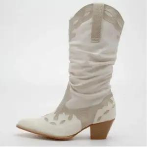 [신상오픈런]여성용 패턴 메쉬 가죽 중통굽 부츠 (39079833)