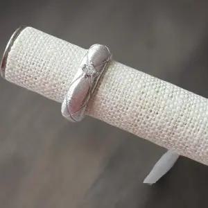 [신상오픈런]여성용 실버 큐빅 반지 - 무광 퀀팅 디자인 데이트룩 (41007330)