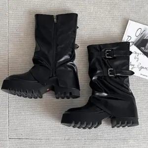 [신상오픈런]여성용 가을 중간 길이 블랙 가죽 플랫폼 부츠 레그워머 버클 장식 (39101953)