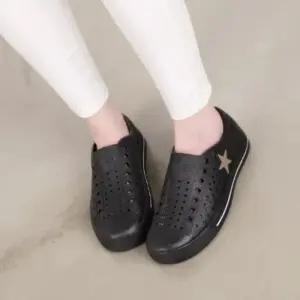 [신상오픈런]여성용 캐주얼 PVC 구멍 장식 물빠짐 아쿠아 샌들 (39079993)