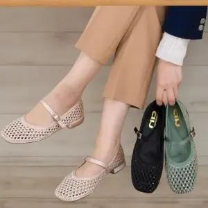 [신상오픈런]여성 여름 펀칭 비즈 트임 메리제인 낮은굽 단화 (39079975)