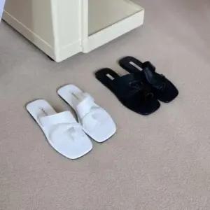 [신상오픈런]여성 블랙 아이보리 사각 앞코 로우힐 슬리퍼 쪼리 (39079950)