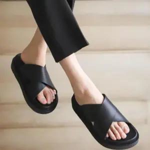 [신상오픈런]여성 바캉스 와이드 크로스 스트랩 쿠셔닝 블랙 샌들 (39079925)