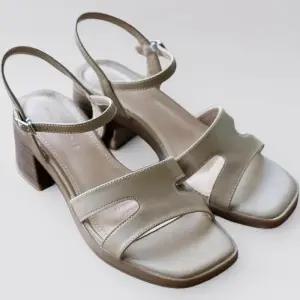 [신상오픈런]여자 여름 무지컬러 사각코 버클 가죽 통굽 샌들 (39079875)