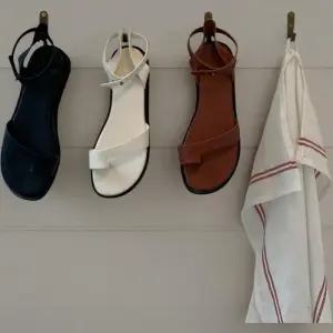 [신상오픈런]여성 심플한 앵클 스트랩 발가락 샌들 다양한 색상 (34221244)