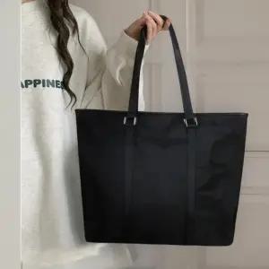 [신상오픈런]여성 단순 블랙 보부상 스트랩 정사각형 숄더백 (33435615)