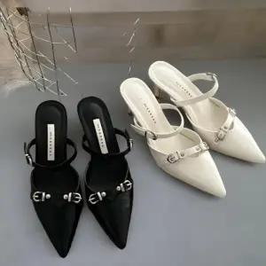 [신상오픈런]여성용 블랙과 화이트 스트랩 미들힐 가죽 펌프스 (33435090)