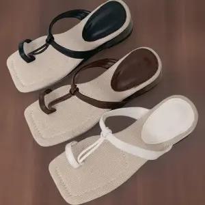 [신상오픈런]여성 스퀘어 디자인 웨지힐 여름 쪼리 슬리퍼 (34263551)