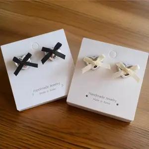 [신상오픈런]여성용 미니 하트 리본 스터드 귀걸이 화이트와 블랙 (33138408)