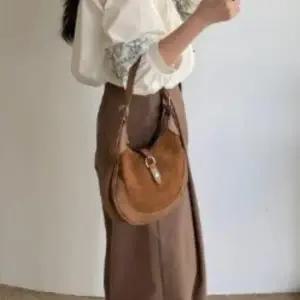 [다잇템] 여성 하프문 세무 일상용 라운드 버클 숄더백