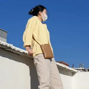 [라일리] Rly 마이크로백 모카신베이지 핸드폰가방