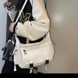 [룽스]스포츠가방 블랙 캠퍼스가방 인형포함