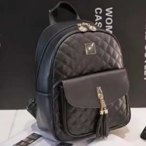 [라일리] Rly 케주얼 포인트 골드 여성 태슬 장식 블랙 백팩