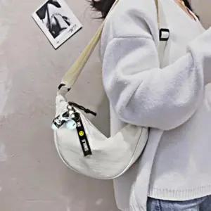 [라일리] Rly 반달 보조백 가방 예쁜 모양 슬링 메신저 수납