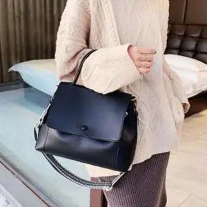 [룽스]숄더백 블랙 데일리 가죽 가죽백 데이나