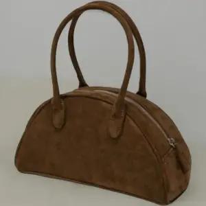 [신상오픈런]여성 가을 일상 스웨이드 하프 문형 토트백 (41360495)