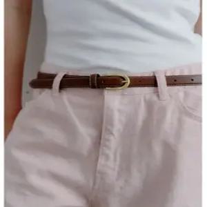 질스튜어트 뉴욕 액세서리 [벨트BEST]브라운 스티치장식 소가죽 슬림 여성벨트 JABE5E111W2