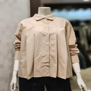 [벨라디터치] V1E1BL22 뒷주름 숏 블라우스 봄셔츠