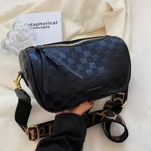 [셀러허브]F006844_시그니쳐 스트랩백 크로스백 슬링백 화장품가방 (S11735818)