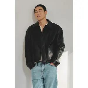 [롯데백화점]플랙 비건레더 공용 미니멀 카라 자켓(PWTF1JKL03U)