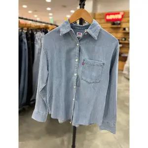 [리바이스] 여성 노라 미드워시 오버사이즈 데님 셔츠 (A33620038)_DG