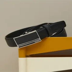 헤지스 액세서리 남성 24FW [스테디셀러] 블랙 로고장식 소가죽 벨트 WUBE4F159BK