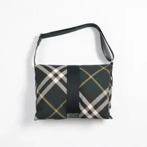 BURBERRY PILLOW BAG 8083291) 필로우 백)