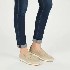 PRADA 삼각로고 스웨이드 슬립온 2DG134 054 F0F24)