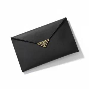 PRADA 25FW 사피아노 가죽 엔벨로프 클러치 1MF048 2CLQ F0002)